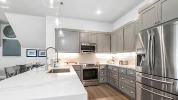 House, 1 Queen Bed with Sofa bed (Sugar Sand Cottage A) | Private kitchen