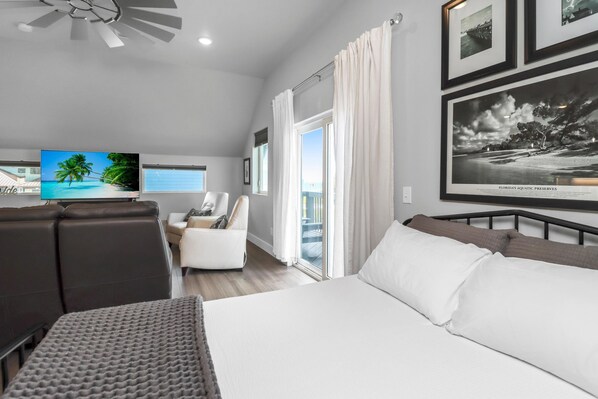 ハウス クイーンベッド 1 台ソファーベッド付き (Sugar Sand Cottage A) | 1 室のベッドルーム、アイロン / アイロン台