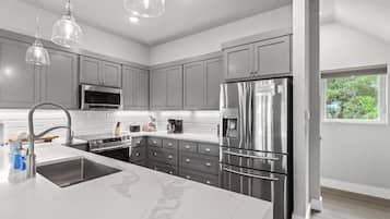 House, 1 Queen Bed with Sofa bed (Sugar Sand Cottage A) | Private kitchen