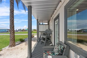 Casa, varias camas (Sugar Sand Cottage B) | Terraza o patio