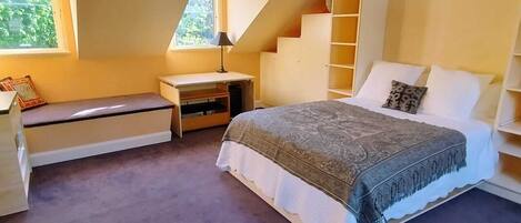 Iron/ironing board, WiFi, bed sheets