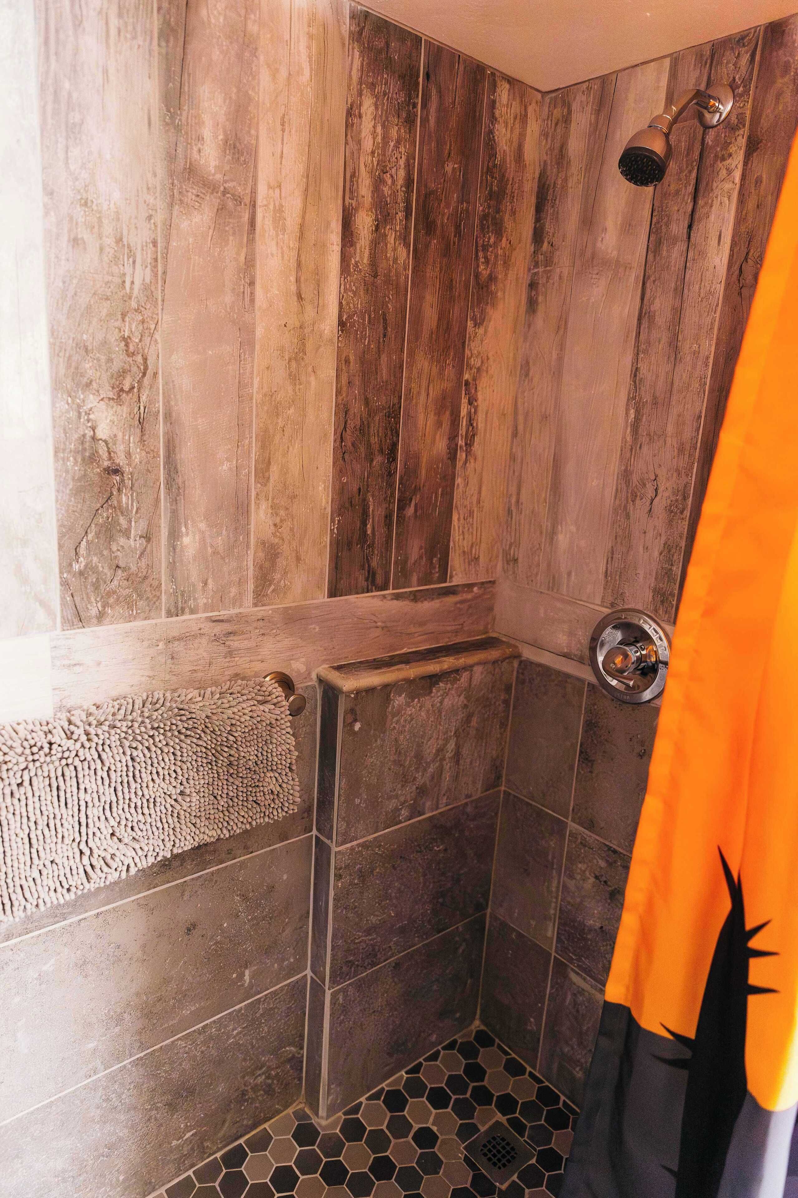 Douche, séchoir à cheveux, serviettes fournies