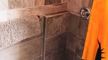 Douche, séchoir à cheveux, serviettes fournies