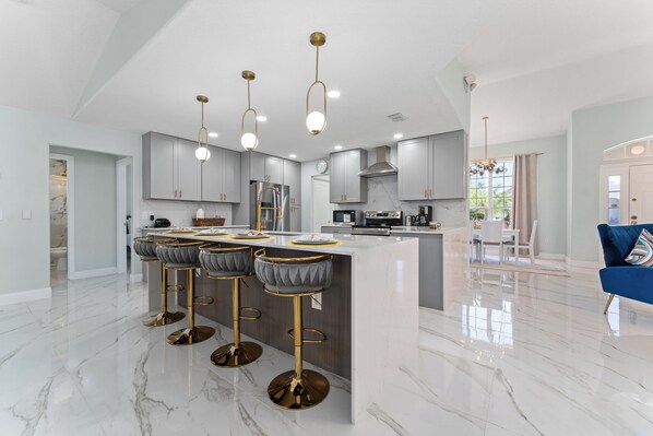 Private kitchen - Modern 4-bedroom house with WiFi, AC in Davenport close to Disney (Davenport)