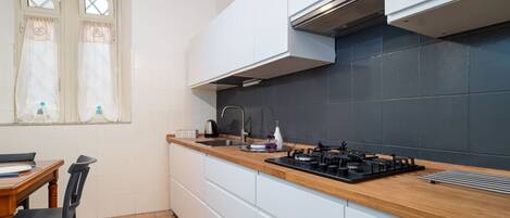 冷蔵庫、オーブン、コンロ、食器洗い機