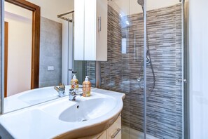 Shower, hair dryer, bidet, towels - Donna Anna's House by Rentbeat (Civitavecchia)