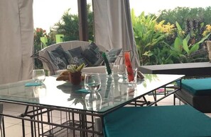 Outdoor dining - Villa Arabica, 3 bedrooms, spacious and enclosed garden (Pointe-Noire)