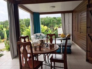 Outdoor dining - Villa Arabica, 3 bedrooms, spacious and enclosed garden (Pointe-Noire)