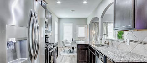 Frigorífico, microondas, horno y placa de cocina