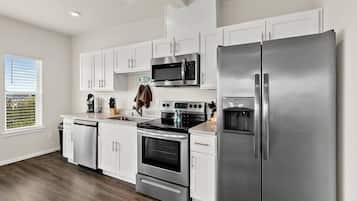 冷蔵庫、電子レンジ、オーブン、コンロ