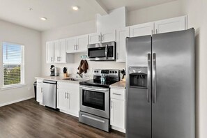 Refrigerador, microondas, horno y parrilla de estufa 