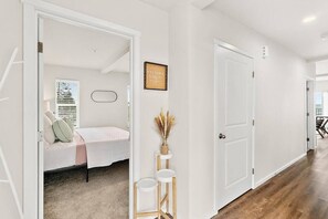 2 habitaciones, tabla de planchar con plancha, wifi y ropa de cama 