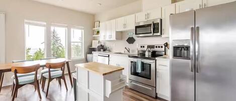 Refrigerador, microondas, horno y parrilla de estufa