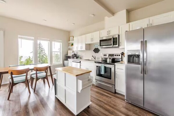 Jääkaappi, mikroaaltouuni, uuni, liesi