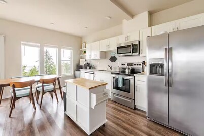 Top floor corner condo with UNREAL views of Commencement Bay + DT Tacoma skyline