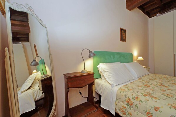 1 slaapkamer, een strijkplank/strijkijzer, gratis wifi, beddengoed