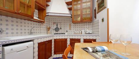 ثلاجة، ميكروويف، موقد طهي مسطح، غسالة أطباق