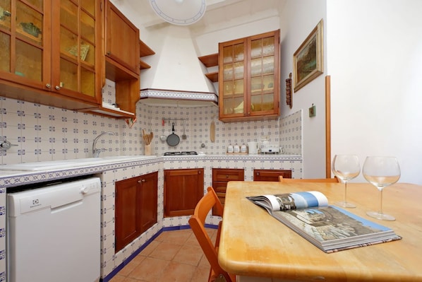 Kühlschrank, Mikrowelle, Herdplatte, Geschirrspüler