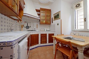 Een koelkast, een microgolfoven, een kookplaat, een vaatwasser