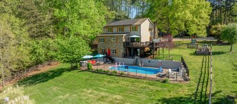 Lakefront on Lake Norman/ Pool/ Epic Game room / Pickleball Court / Hot Tub