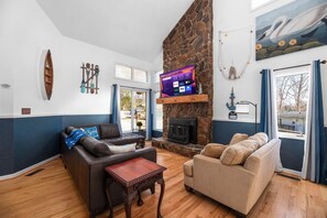 Smart TV, chimenea, videojuegos y reproductor de DVD 