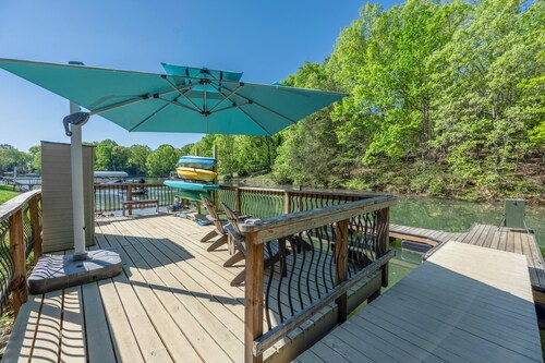 Lakefront Resort/ Pool/ Epic Gameroom/ EVCharger / Pickleball Court / Hot Tub