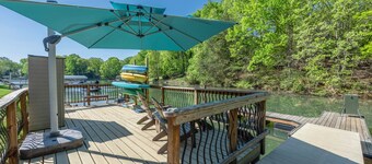 Lakefront on Lake Norman/ Pool/ Epic Game room / Pickleball Court / Hot Tub