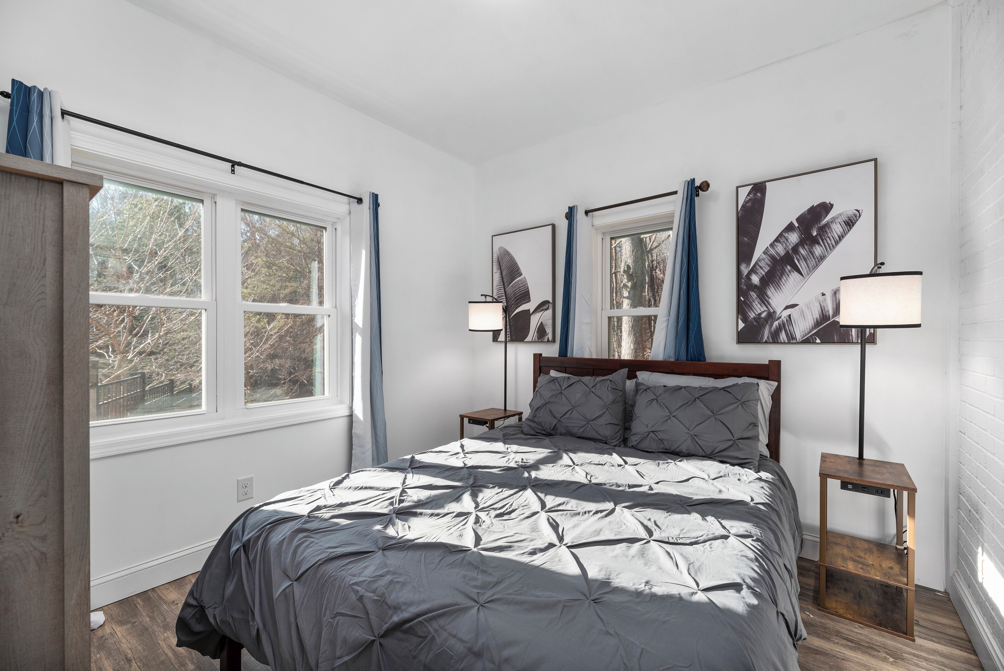 6 bedrooms, desk, iron/ironing board, travel crib