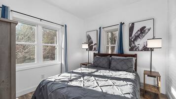 6 bedrooms, desk, iron/ironing board, travel crib