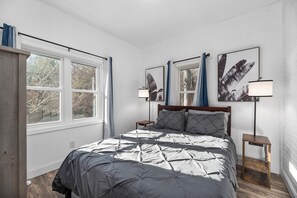 6 habitaciones, escritorio y tabla de planchar con plancha
