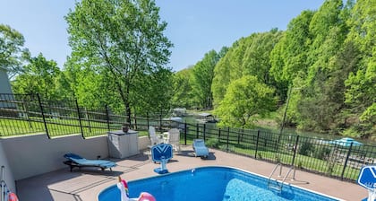 Lakefront Resort/ Pool/ Epic Gameroom/ EVCharger / Pickleball Court / Hot Tub