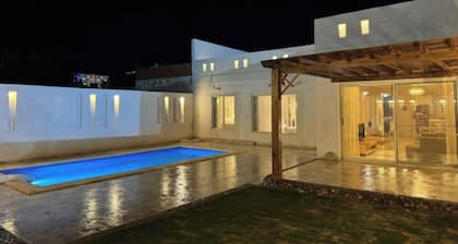 Luxury white villa W/pool