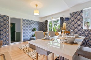 Dining - Beautiful 5 Bedroom House with free parking,penn rd (Aylesbury)