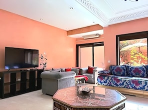 Smart TV, books - Luxury Riad with Terrace and Green Wall 300m from Jardin Majorelle (Marrakesh)