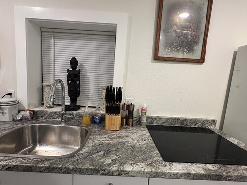 EUREKA SUITE, FULL KITCHEN. ONLY HOTEL WITH PARKING IN DOWNTOWN