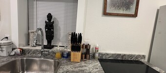 EUREKA SUITE, FULL KITCHEN. ONLY HOTEL WITH PARKING IN DOWNTOWN