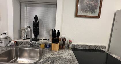 EUREKA SUITE, FULL KITCHEN. ONLY HOTEL WITH PARKING IN DOWNTOWN