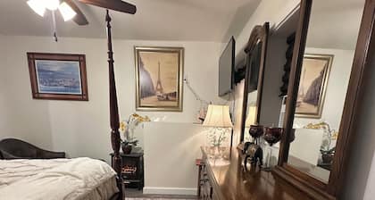 EUREKA SUITE, FULL KITCHEN. ONLY HOTEL WITH PARKING IN DOWNTOWN