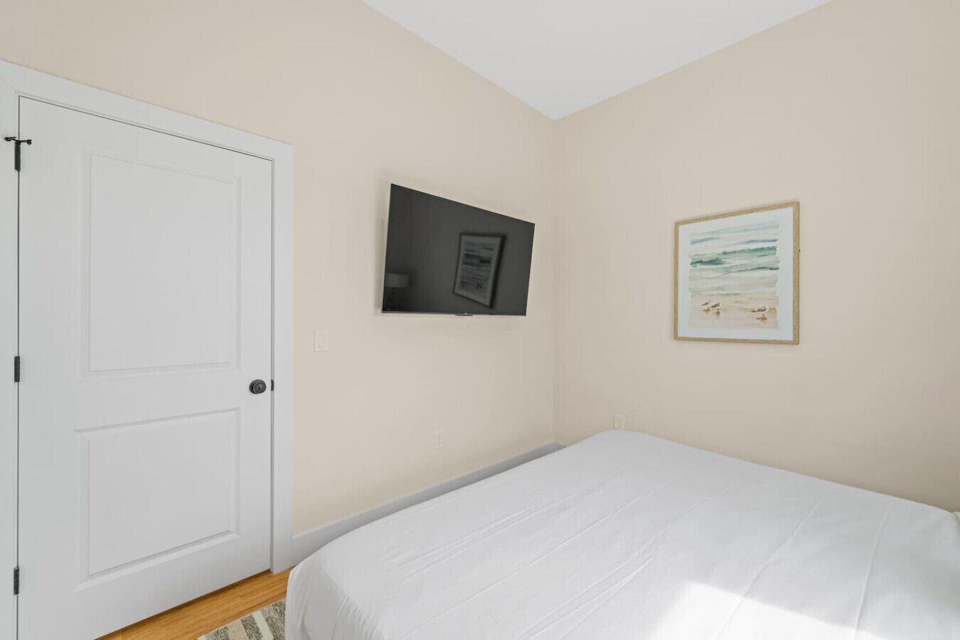 3 habitaciones, escritorio y tabla de planchar con plancha 