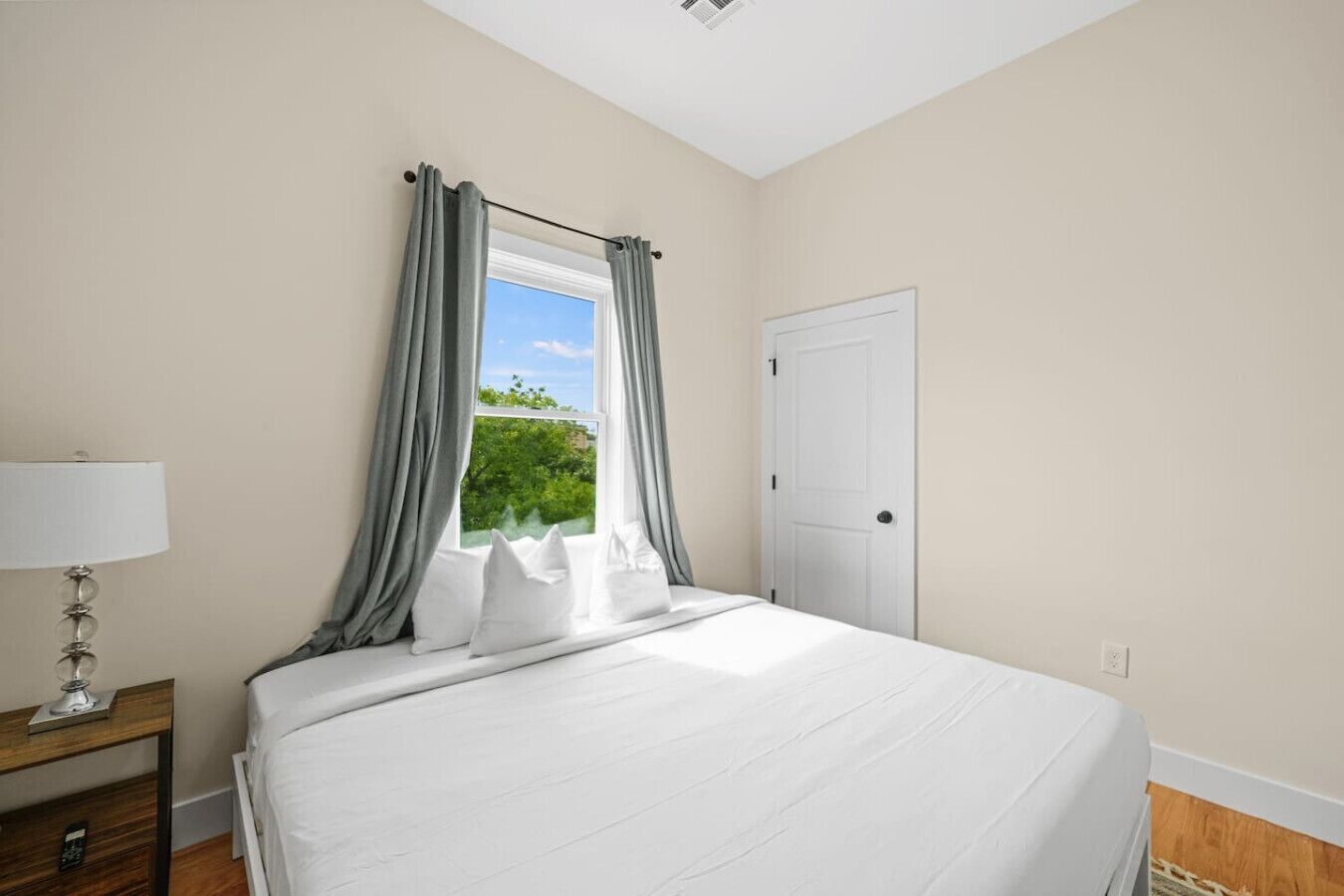 3 bedrooms, desk, iron/ironing board, travel crib