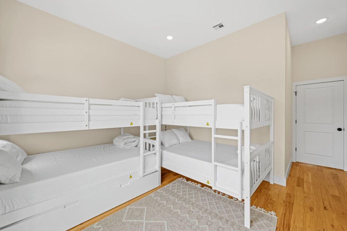 3 bedrooms, desk, iron/ironing board, travel crib