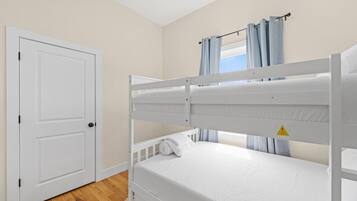 3 Schlafzimmer, Schreibtisch, Bügeleisen/Bügelbrett, Reisekinderbett
