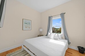 3 sovrum, skrivbord, strykjärn/strykbräda och resesäng