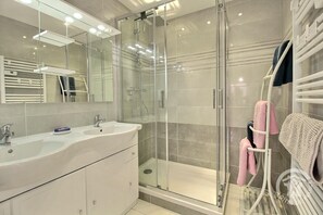 Een douche, een haardroger