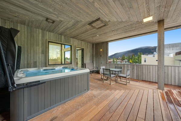 Outdoor spa tub