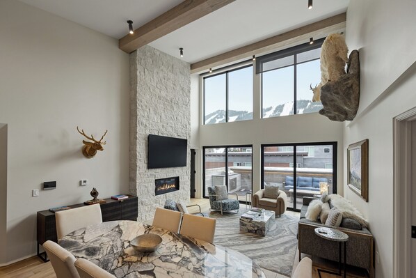 Smart TV, fireplace