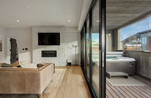 Downtown Jackson Retreat | Hot Tub, Balcony Views