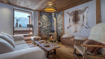 TV, fireplace, stereo