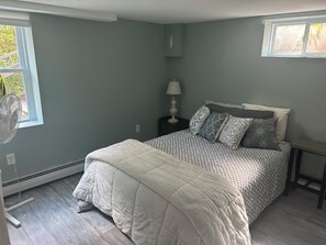 2 bedrooms, iron/ironing board, WiFi, bed sheets - Pond front in Yarmouth, off Rt28 close to everything ! (Yarmouth)