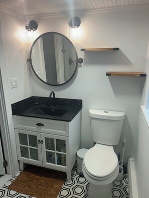 Shower, hair dryer, towels, soap - Pond front in Yarmouth, off Rt28 close to everything ! (Yarmouth)